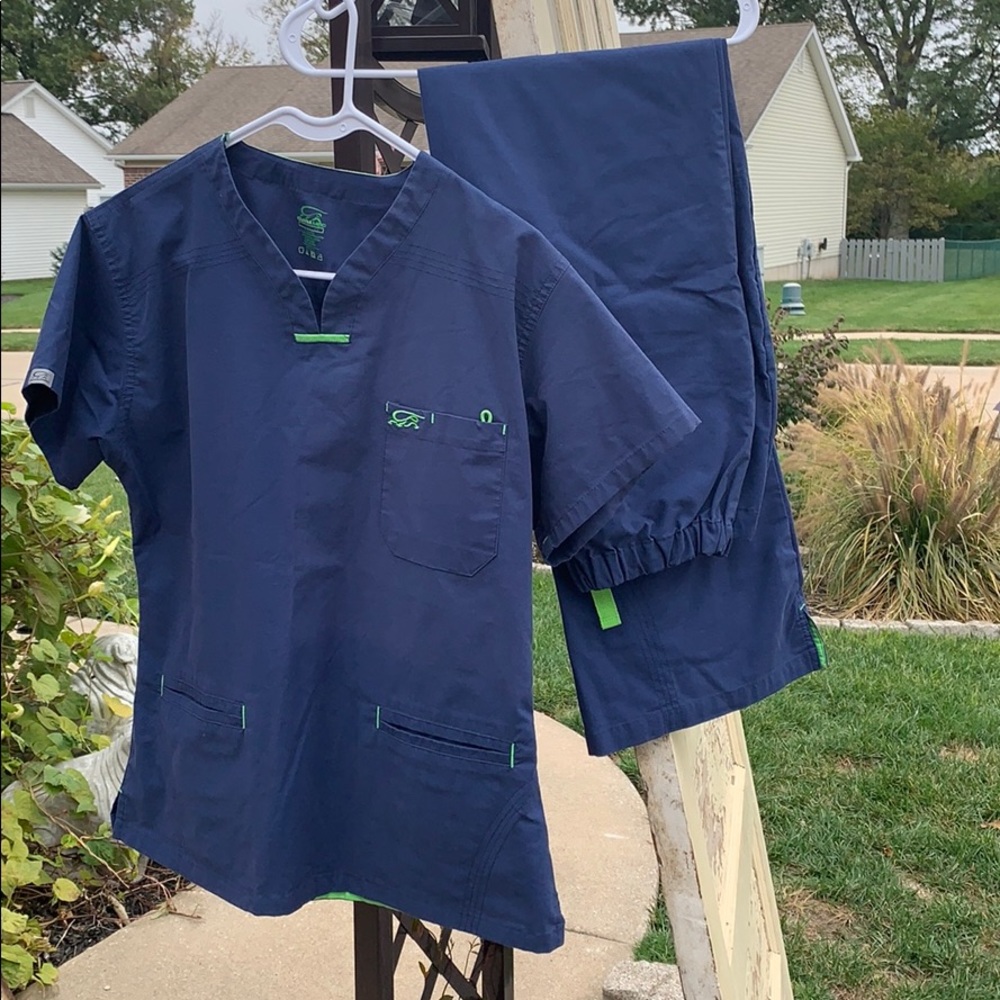 Sz small scrub set might be willing to split set.